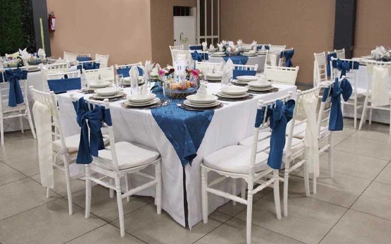 montaje_mesa_silla_xvaños Montaje de mesas cuadradas y sillas tiffany en tu fiesta de XV años