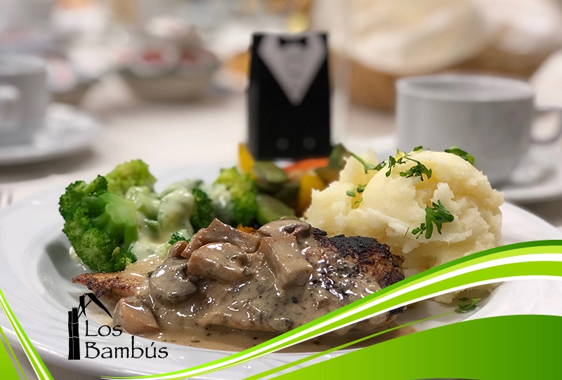 Banquete Los Bambús Carne y pure con verduras