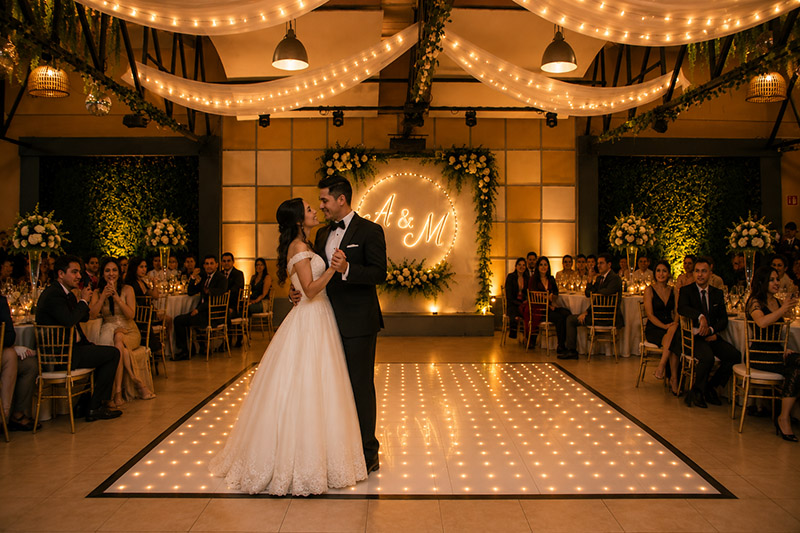 Novios_bailando_boda Nuestra boda en Salón Los Bambús Novios bailando